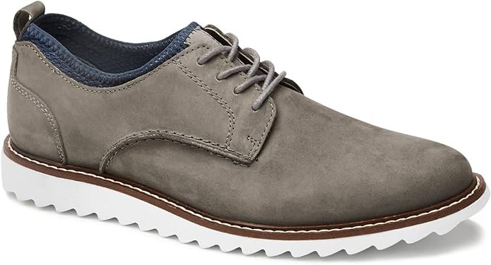 En beige o en gris, estos zapatos cómodos de vestir son perfectos para llevarlos con un look casual.